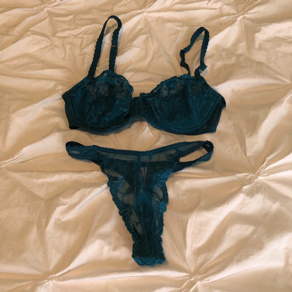 Victoria’s Secret Turquoise Bra/Thong Set